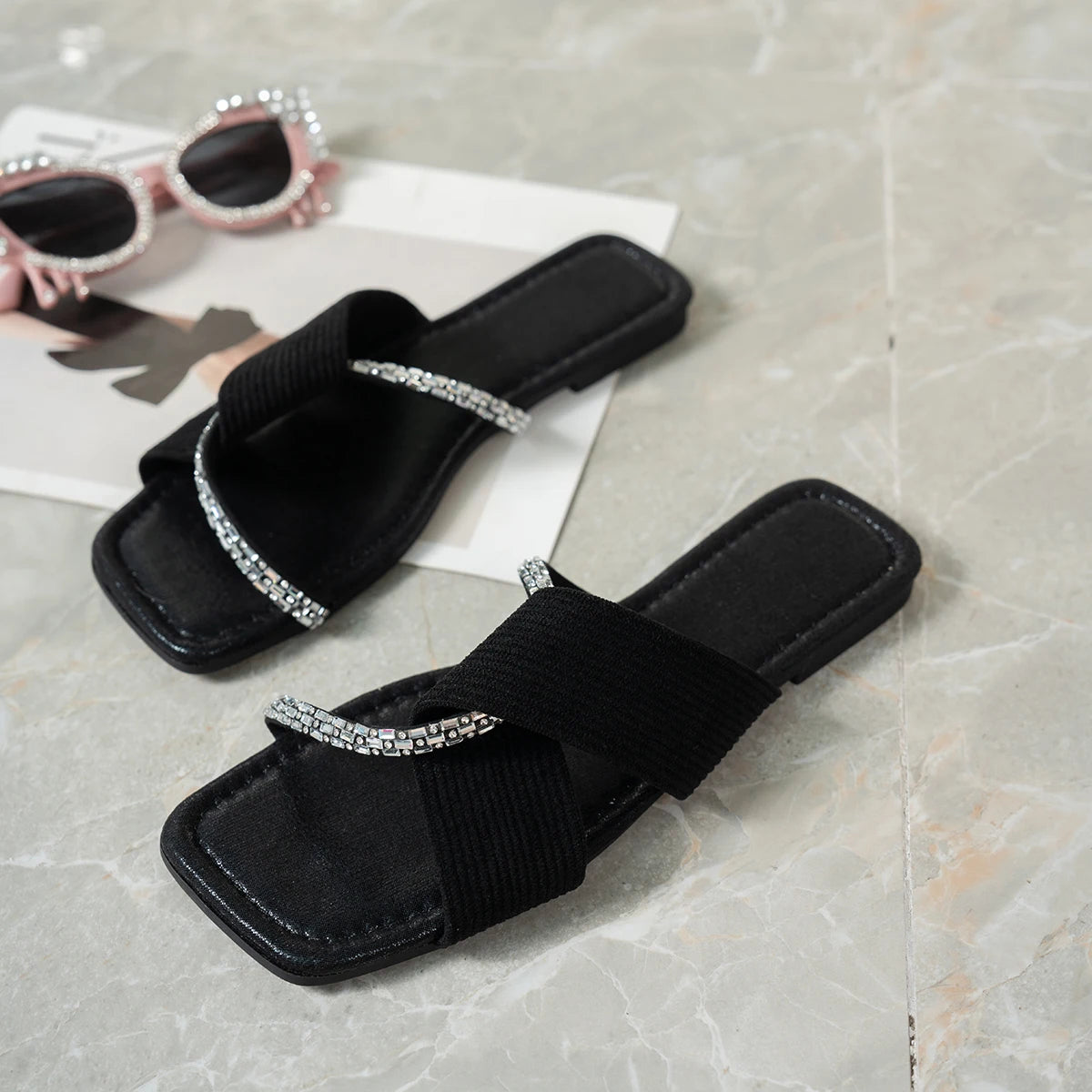 Square-toe fashion niche-designed slippers, women's flat slippers with crisscross strap and shining diamond design.